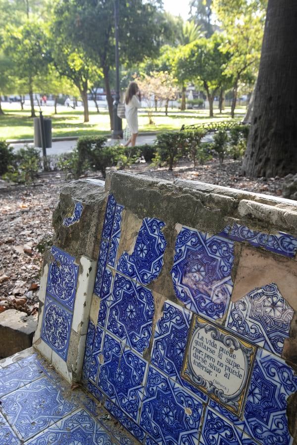 En imágenes, el deterioro de los azulejos de los Jardines de la Agricultura de Córdoba