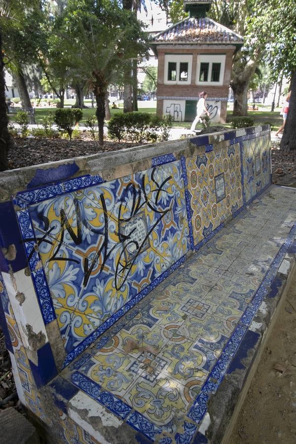 En imágenes, el deterioro de los azulejos de los Jardines de la Agricultura de Córdoba