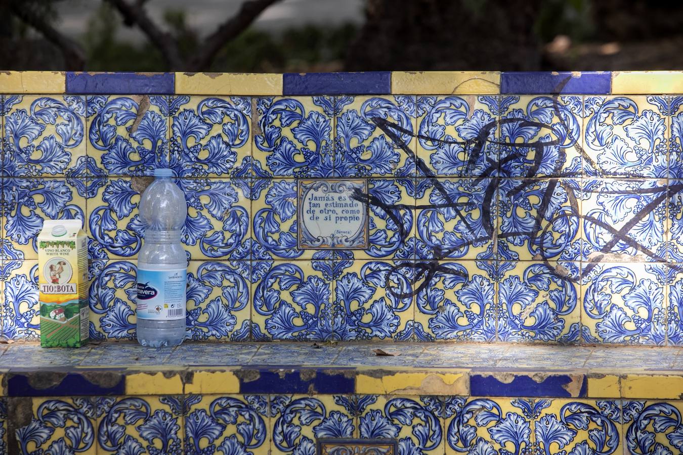 En imágenes, el deterioro de los azulejos de los Jardines de la Agricultura de Córdoba