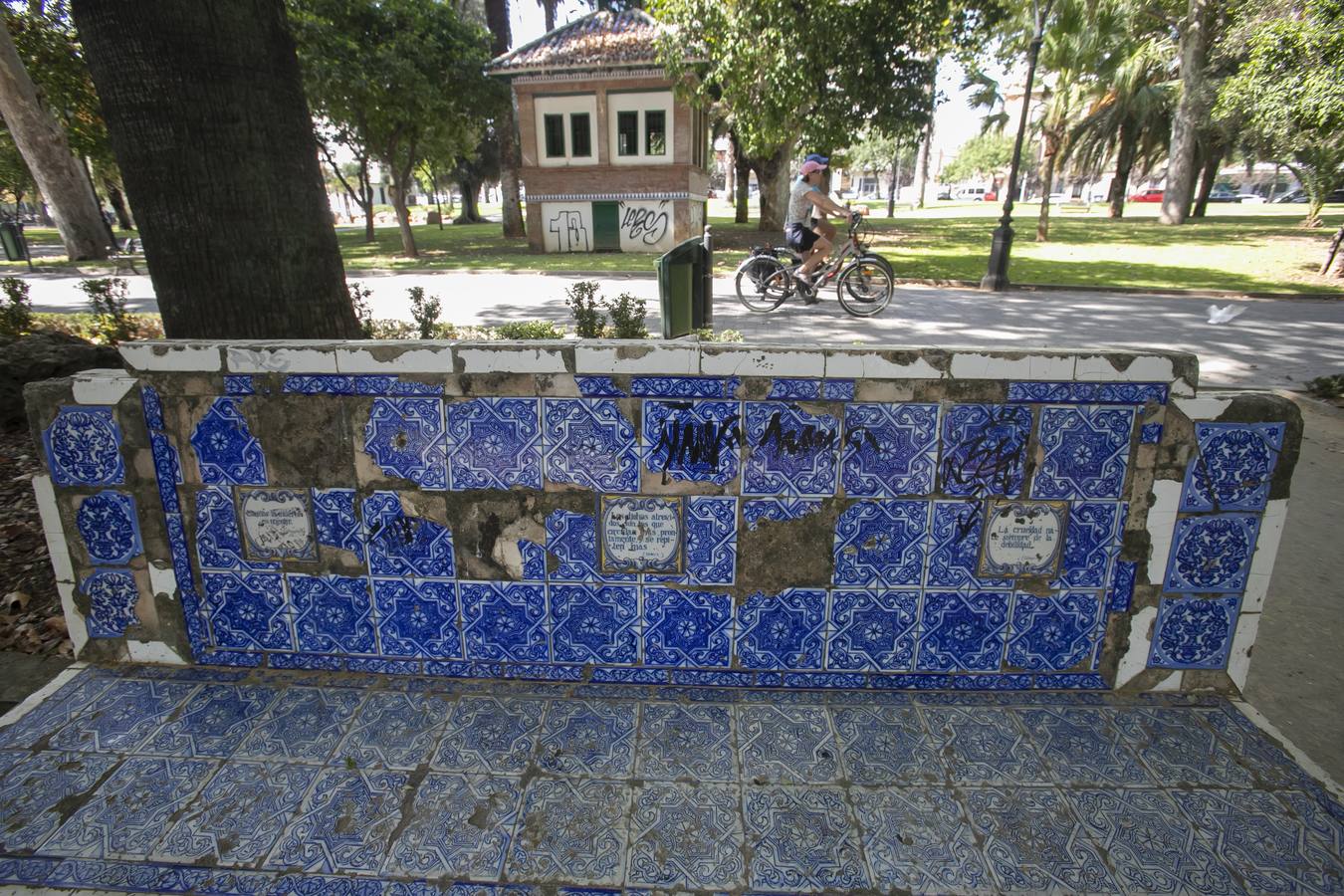 En imágenes, el deterioro de los azulejos de los Jardines de la Agricultura de Córdoba