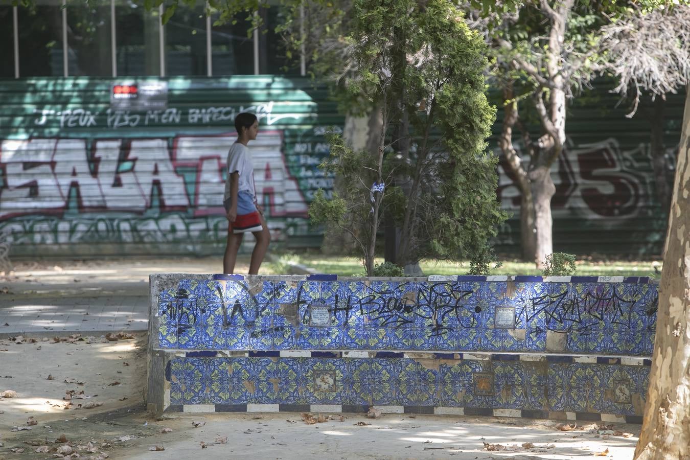 En imágenes, el deterioro de los azulejos de los Jardines de la Agricultura de Córdoba