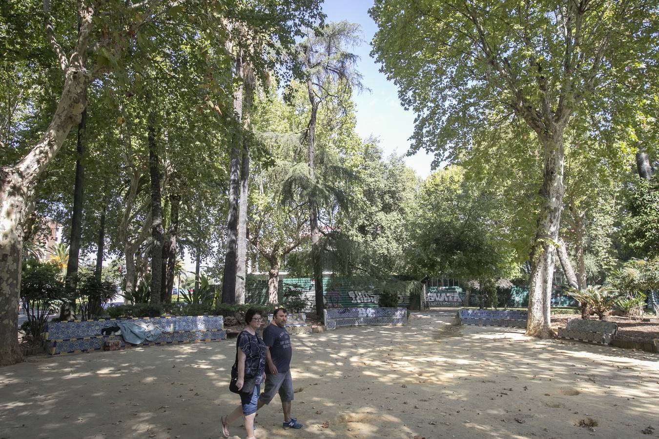 En imágenes, el deterioro de los azulejos de los Jardines de la Agricultura de Córdoba