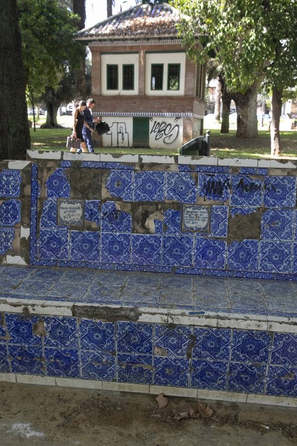 En imágenes, el deterioro de los azulejos de los Jardines de la Agricultura de Córdoba