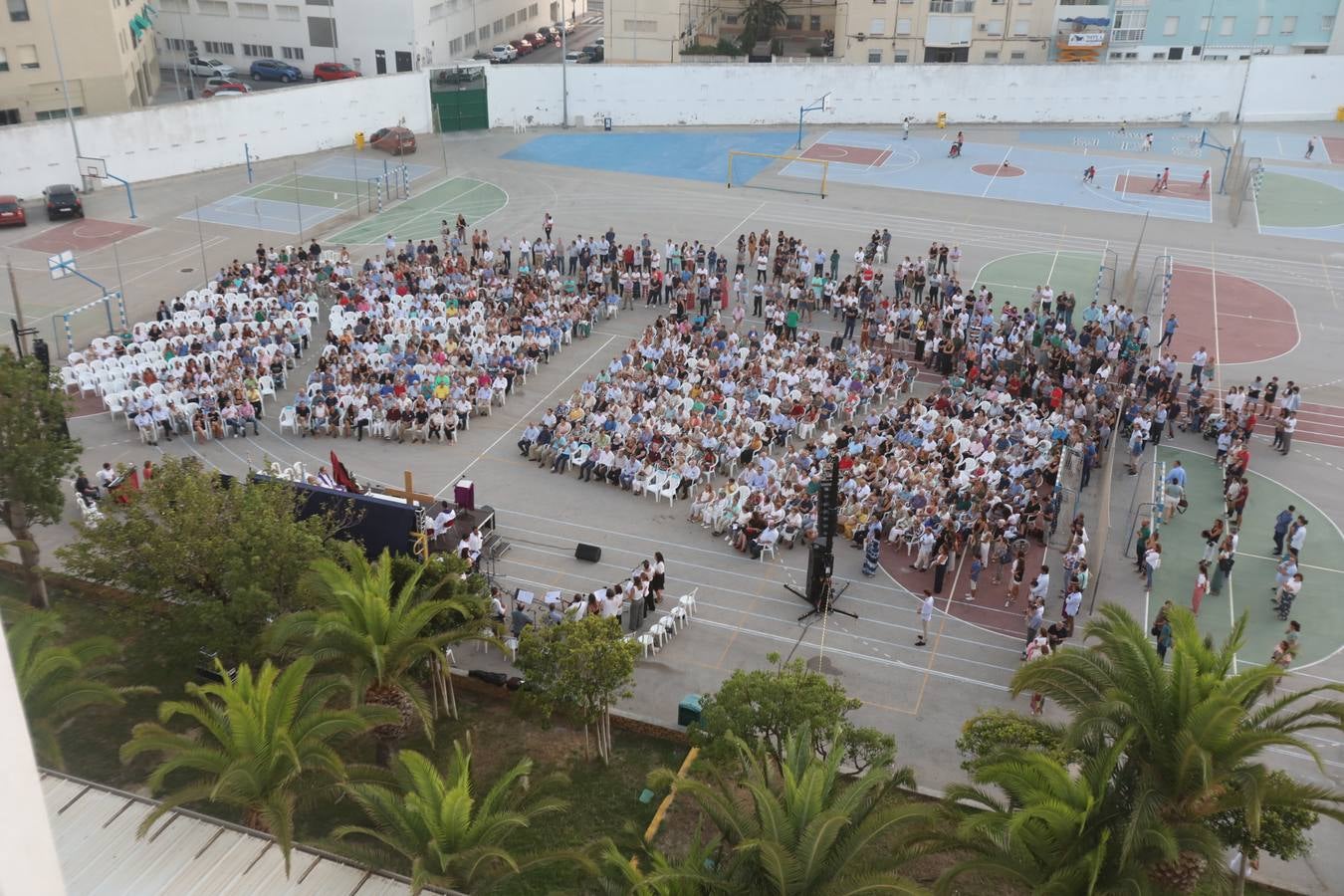 El sentido adiós al padre Luis Castro en el colegio San Felipe Neri, en imágenes