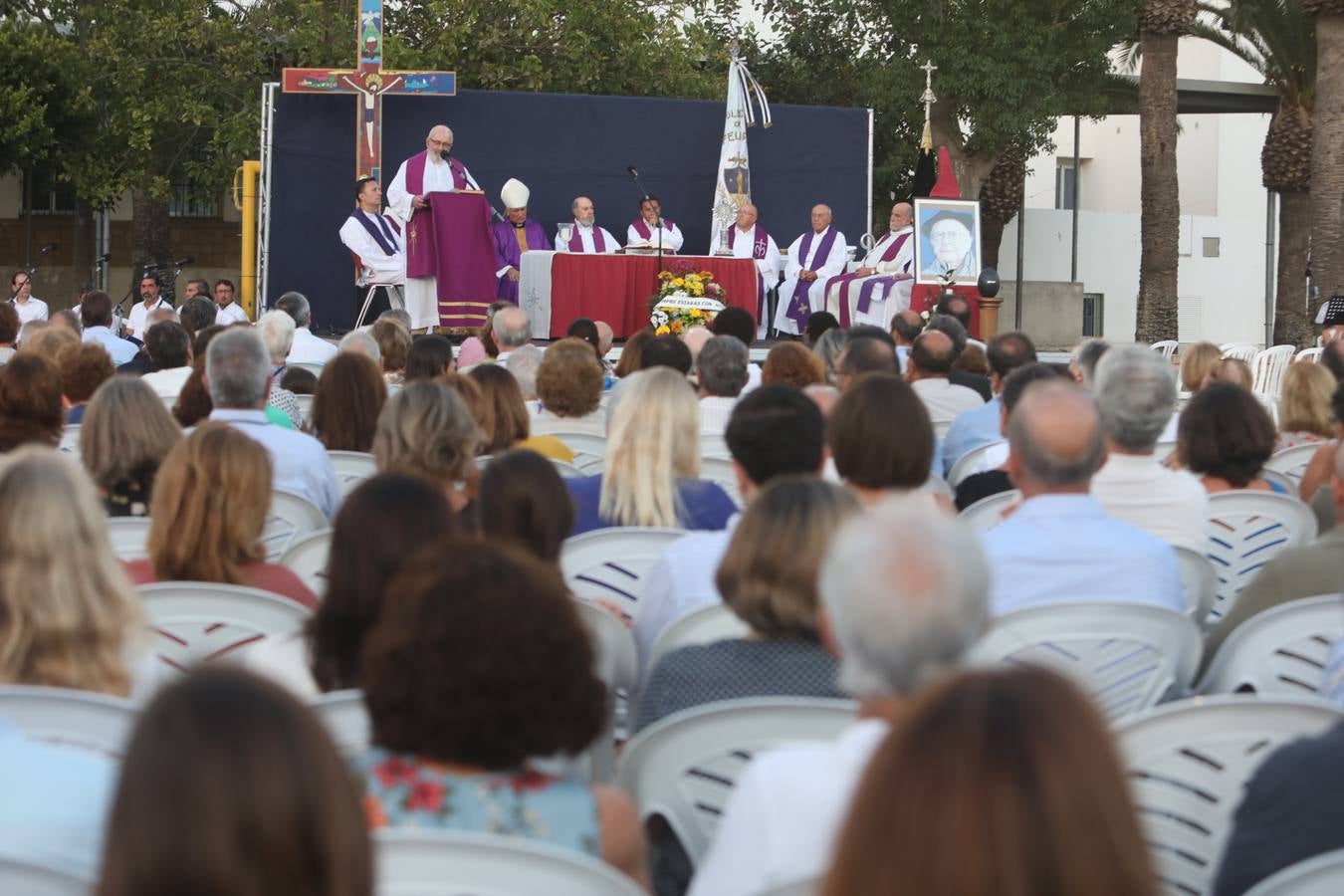 El sentido adiós al padre Luis Castro en el colegio San Felipe Neri, en imágenes