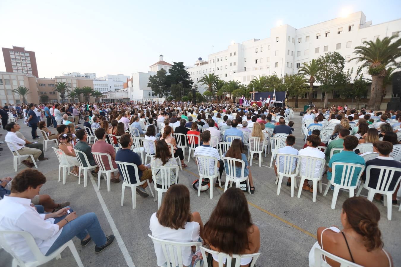 El sentido adiós al padre Luis Castro en el colegio San Felipe Neri, en imágenes