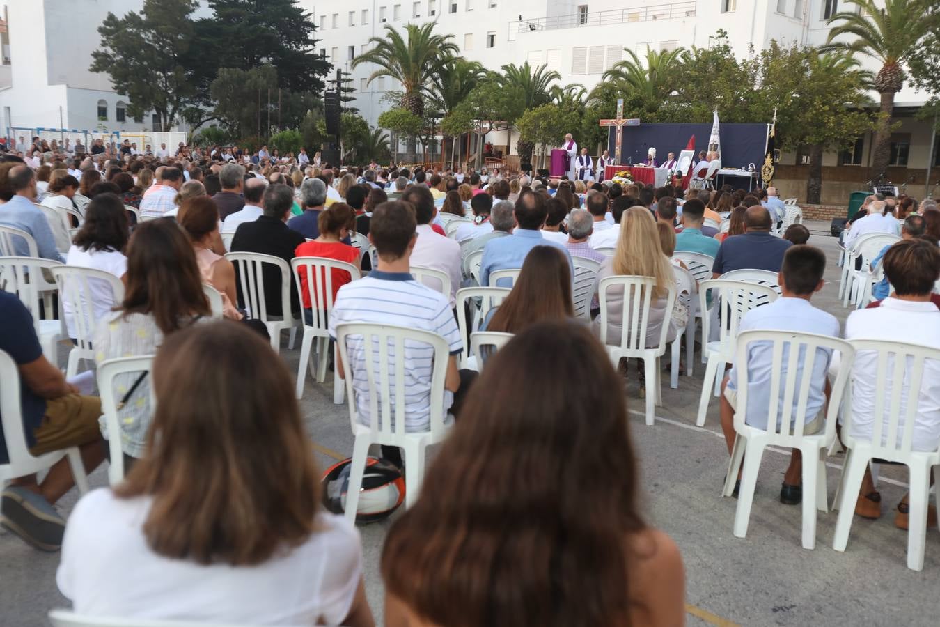 El sentido adiós al padre Luis Castro en el colegio San Felipe Neri, en imágenes