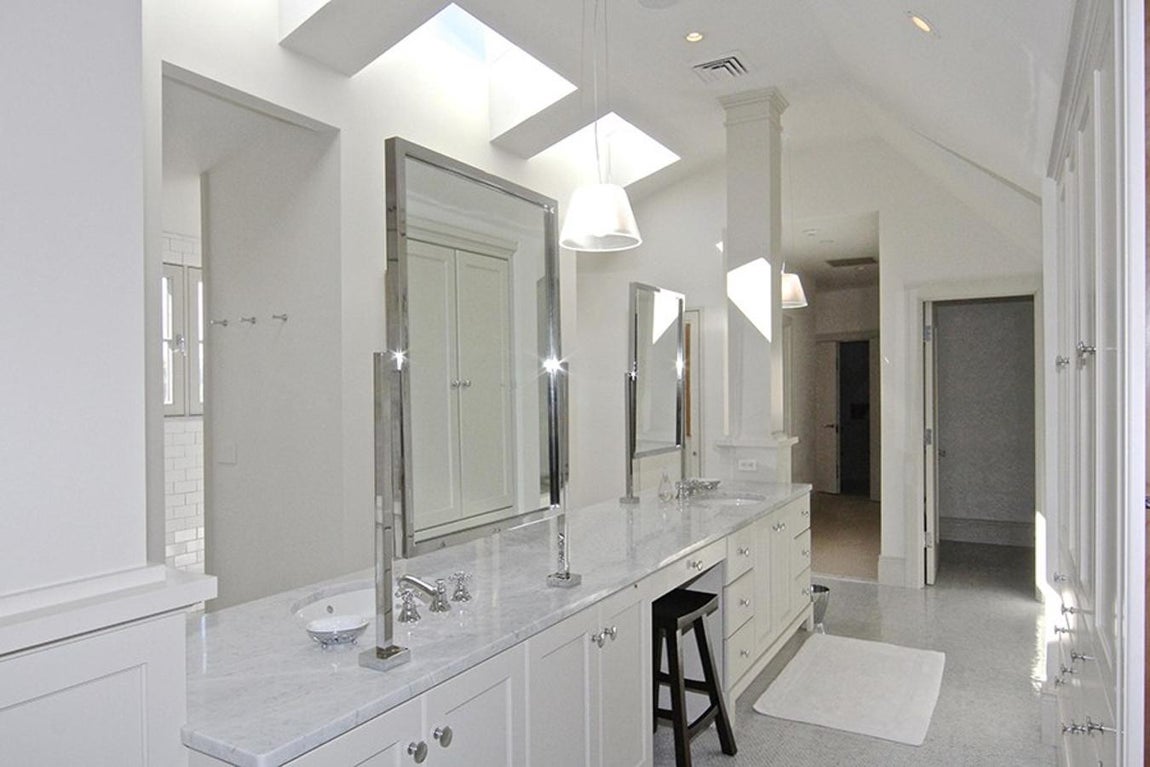 Uno de los baños de la vivienda que sigue la estética del resto de la casa con materiales nobles y tonalidades neutras.