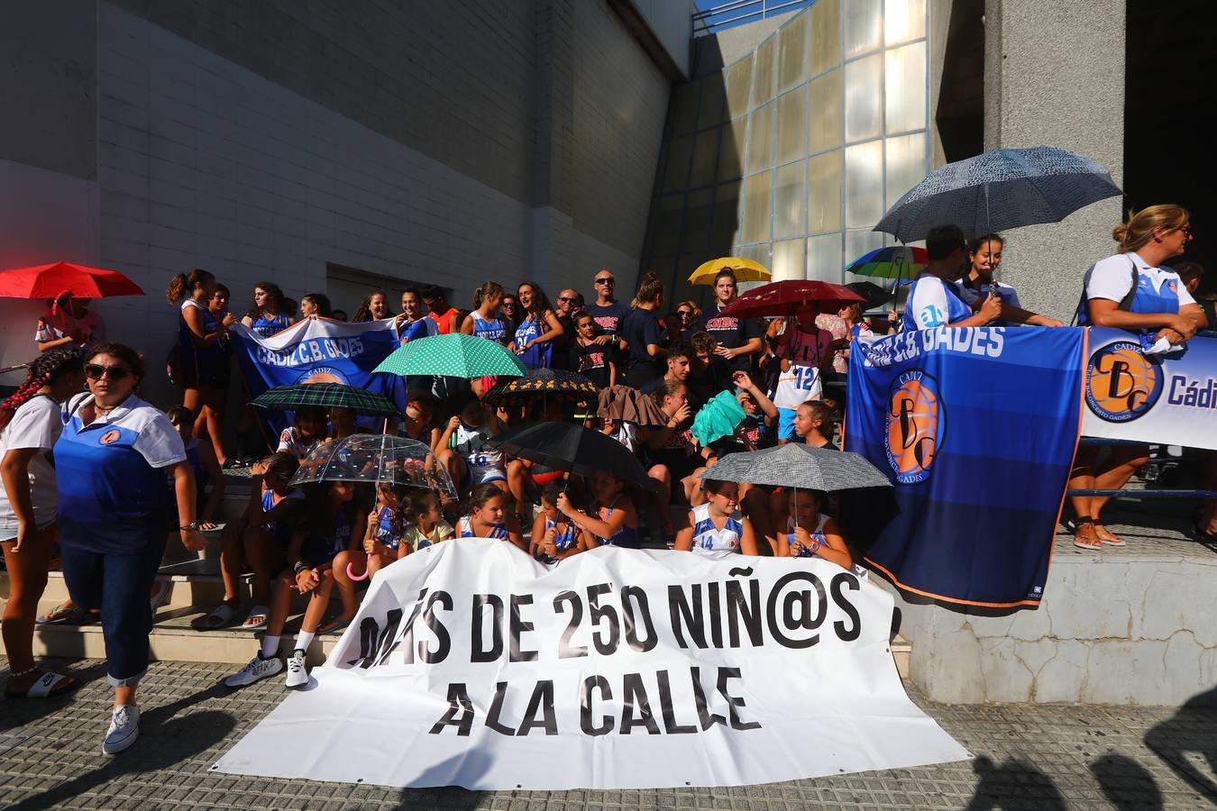 Fotos: Protesta por el mal estado de las instalaciones deportivas en Cádiz