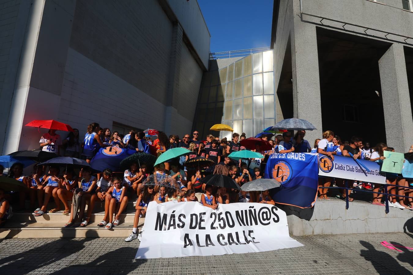 Fotos: Protesta por el mal estado de las instalaciones deportivas en Cádiz