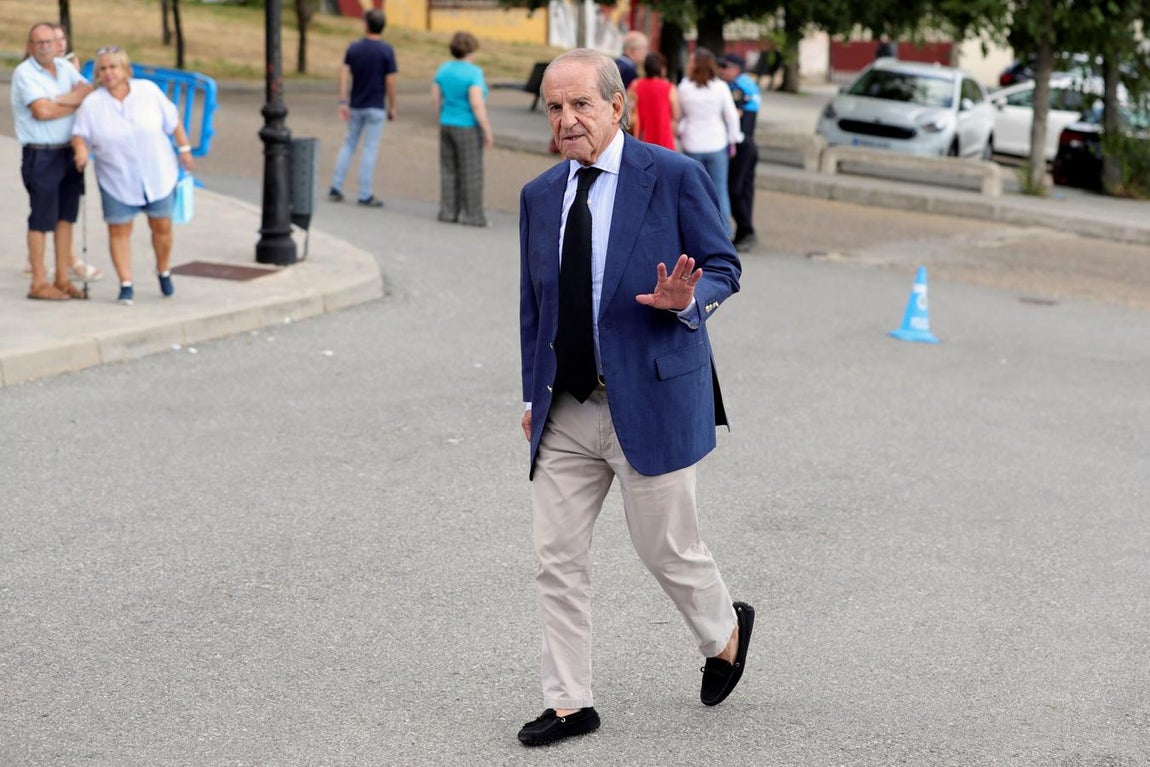 El periodista deportivo José María García llega a la capilla ardiente de la fallecida medallista olímpica Blanca Fernández Ochoa. 