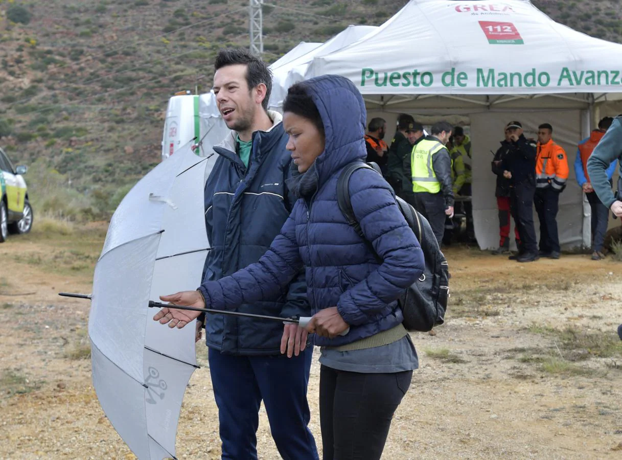 Ángel Cruz, padre del niño desaparecido en Níjar, y su pareja Ana Julia Quezada, durante el segundo dia de busqueda del pequeño Gabriel. 
