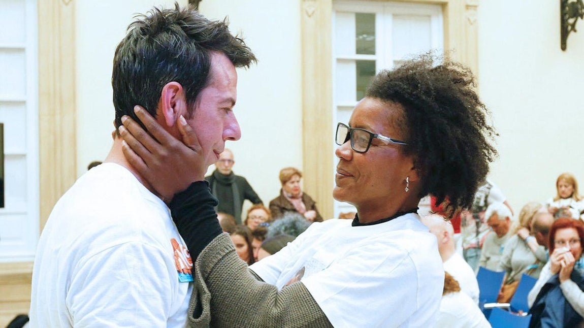 La presunta asesina consuela al padre de Gabriel, tras las concentración del 9 de marzo para reclamar el regreso del niño desaparecido. 