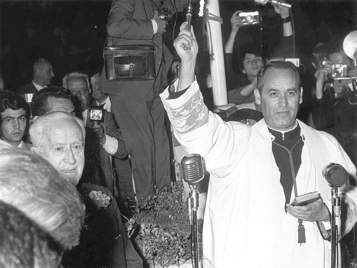 La bendición. Y llegó el día de la inauguración del Parque, la tarde del 14 de mayo de 1969. El párroco Francisco Moreno Chicharro se encargó de la bendición de las instalaciones, como era costumbre entonces