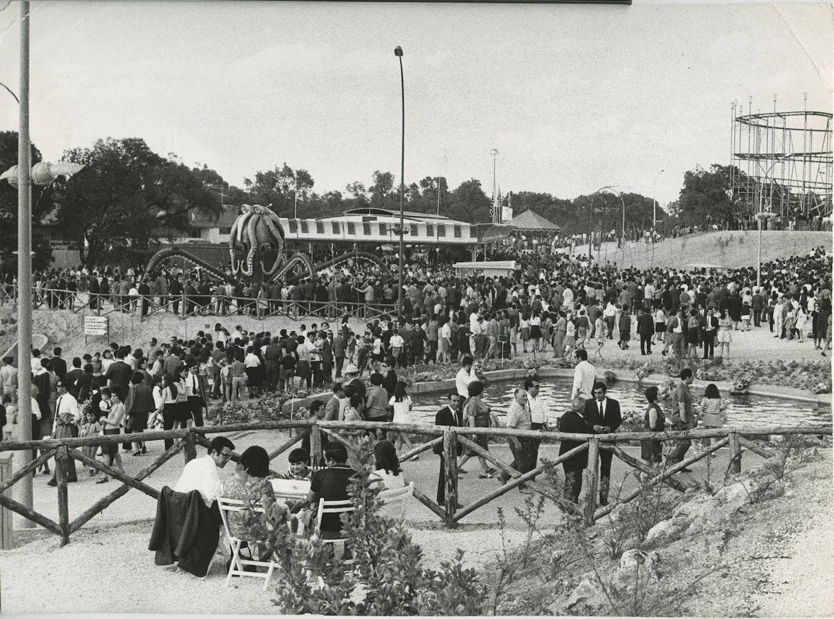 Éxito de público. Desde el primer momento, fueron miles los madrileños que se decidieron a visitar la nueva atracción lúdica de la ciudad. Así se puede ver en esta imagen, a las dos semanas de inaugurarse el Parque, y completamente copado de visitantes.