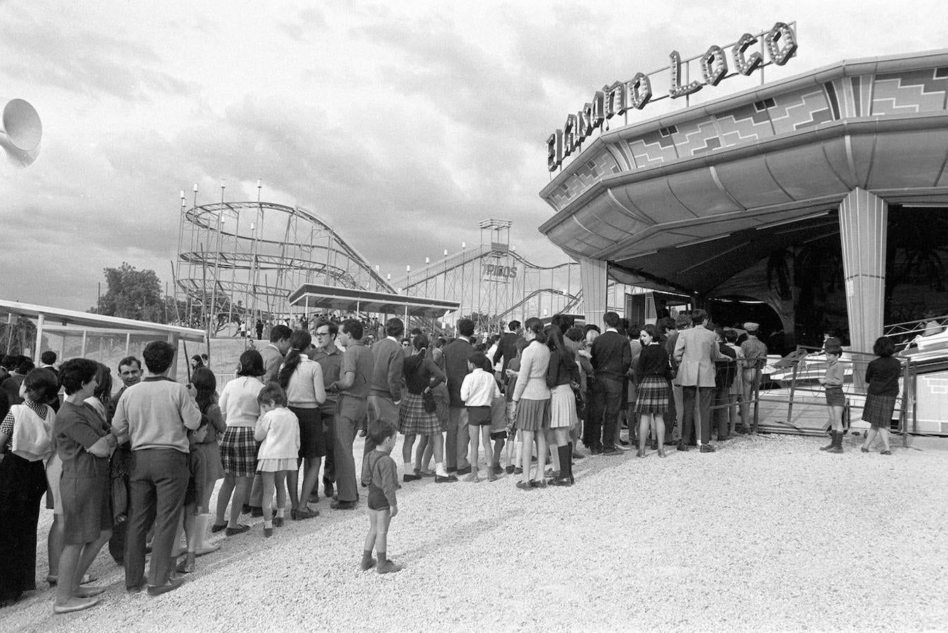 ...O en el «Gusano Loco». Esta fue, durante décadas, una de las principales atracciones del Parque, y de las más visitadas. En la imagen se aprecia la fila de usuarios que esperaban pacientemente su turno para montar en este vertiginoso aparato que daba vueltas mientras tapaba a quienes iban montados en él con una capota opaca.