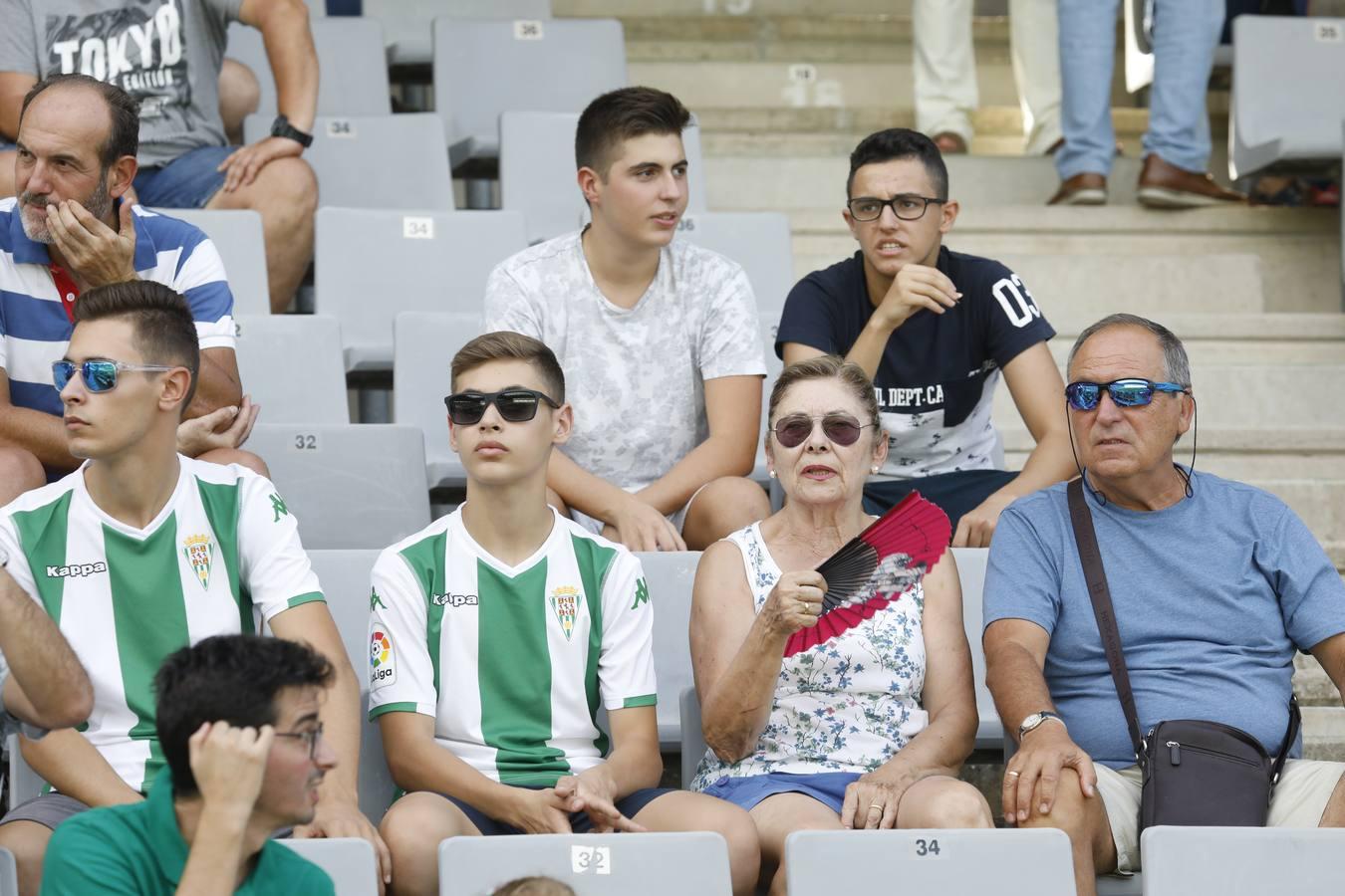 El ambiente en la grada del Córdoba CF-Murcia, en imágenes