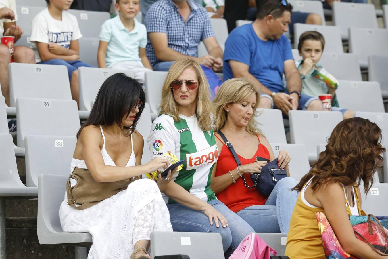 El ambiente en la grada del Córdoba CF-Murcia, en imágenes