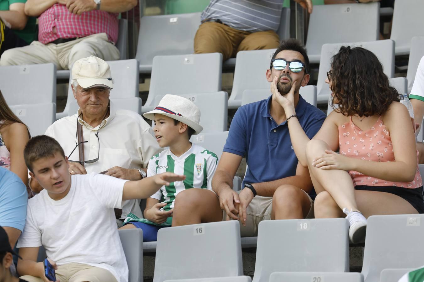 El ambiente en la grada del Córdoba CF-Murcia, en imágenes