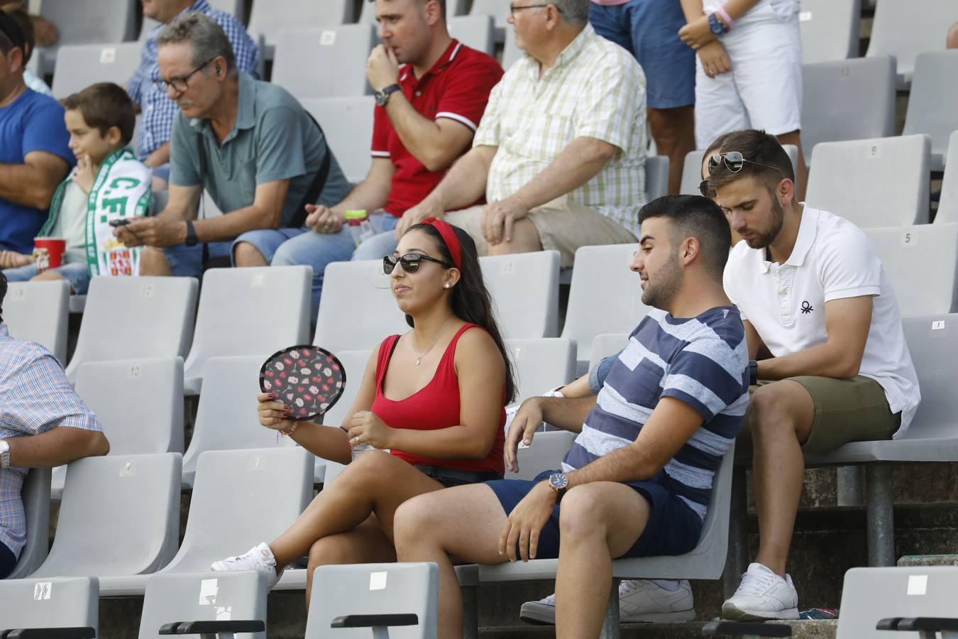 El ambiente en la grada del Córdoba CF-Murcia, en imágenes