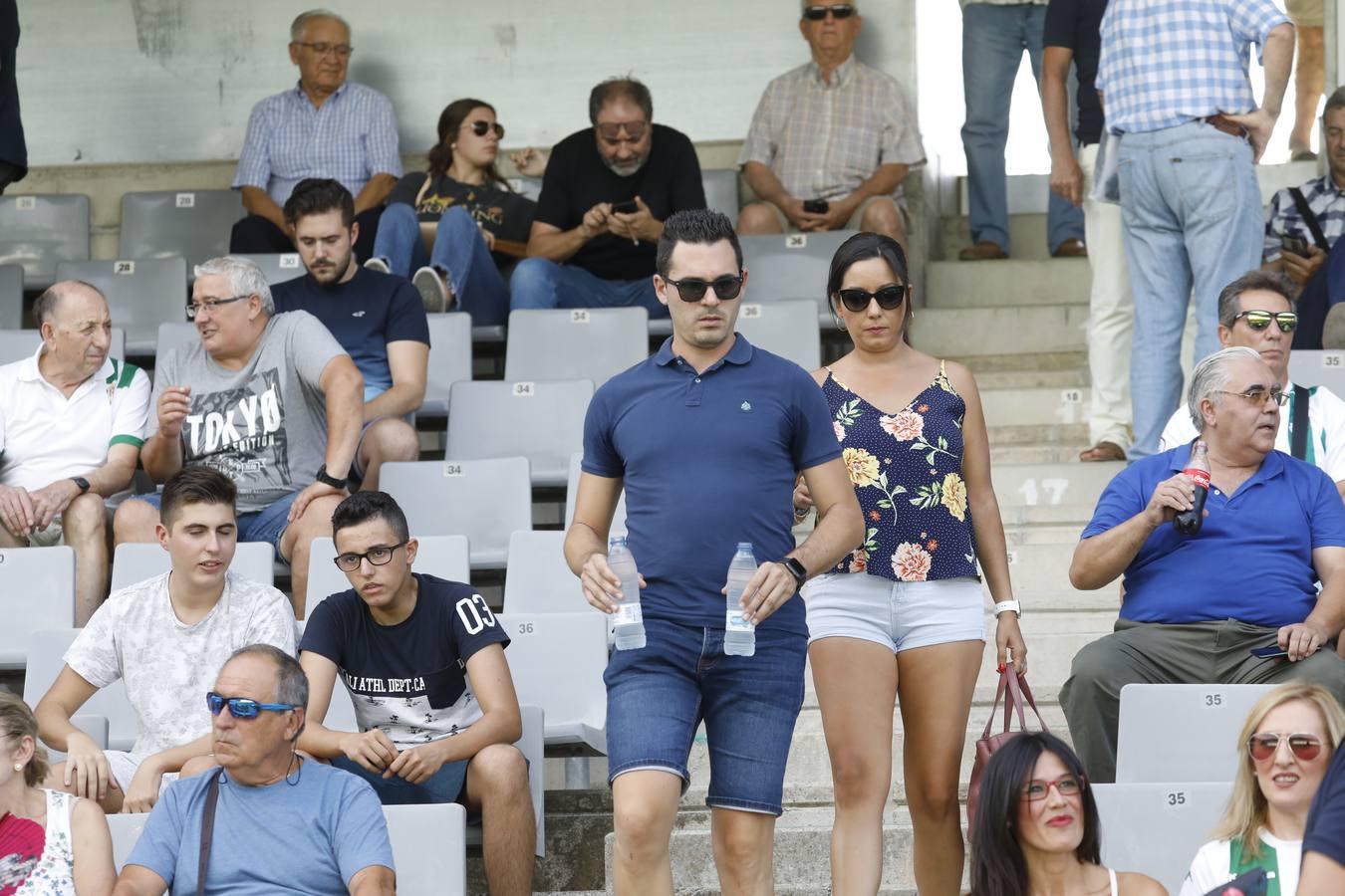 El ambiente en la grada del Córdoba CF-Murcia, en imágenes