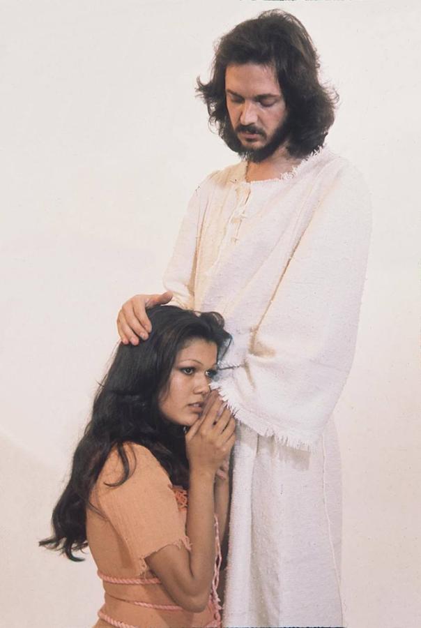 1975: Camilo Sesto y Ángela Carrasco en Jesucristo Superstar. El 6 de noviembre de 1975, en plena agonía de Franco, se estrenó la primera versión española del musical. Camilo Sesto fue su productor y su protagonista, y la dirección fue de Jaime Azpilicueta. 