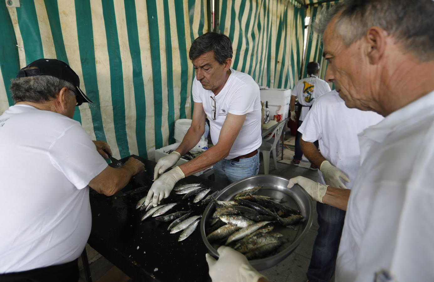 La tradicional «sardiná» de la Velá de la Fuensanta, en imágenes