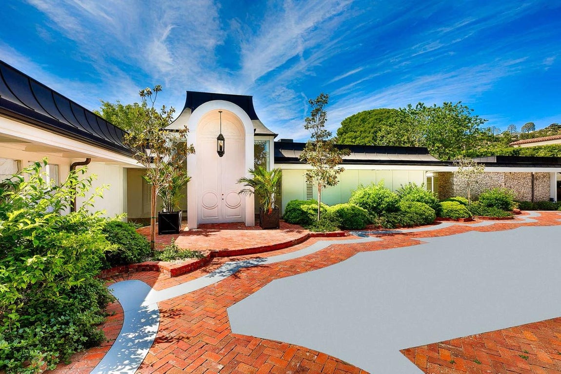 Esta mansión ubicada en el 1174 de Hillcrest Road, del barrio Trousdale Estates en Beverly Hills fue el hogar del Elvis Presley y la actriz Priscilla Beaulieu en la década de los sesenta, después de que ambos contrajeran matrimonio en Las Vegas en 1967. Ahora, <a href="https://www.abc.es/viajar/noticias/abci-casa-elvis-presley-beverly-hills-puede-alquilar-201909050201_noticia.html" target="_blank">el que fuera el hogar de las estrellas está disponible para que todo el que quiera </a>y pueda alquilarlo, disfrute de él a través de la plataforma de Airbnb.