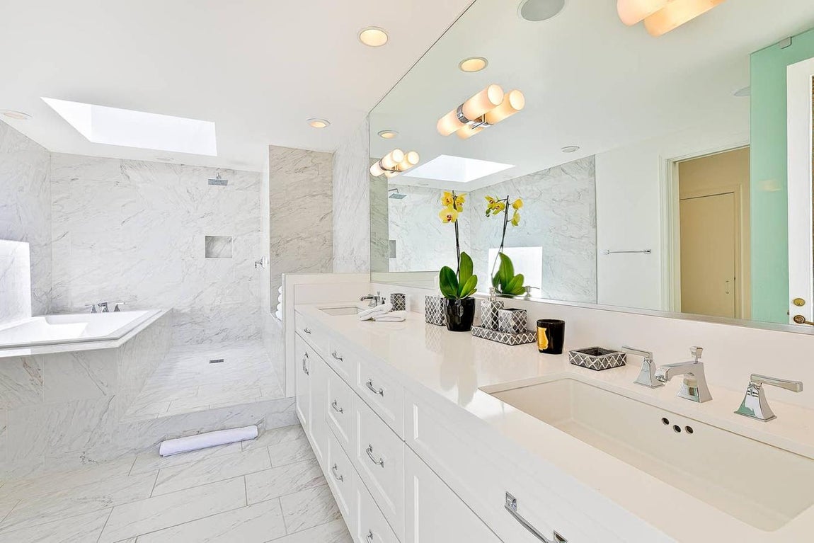 Uno de los cinco baños que se pueden encontrar en la mansión de Elvis Presley en Beverly Hills.