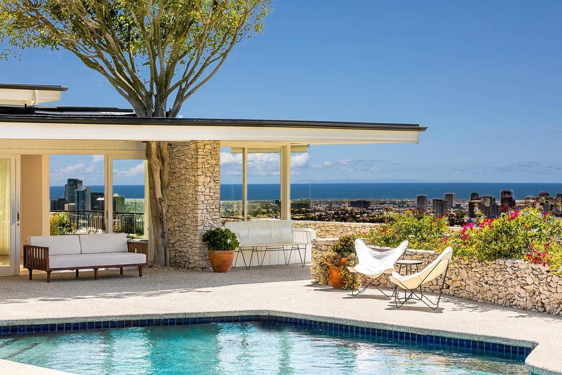 El exterior también cuenta con amplios espacios de entretenimiento, varias piscinas con vistas a la ciudad, grandes ardines y hasta una segunda casa para huéspedes.