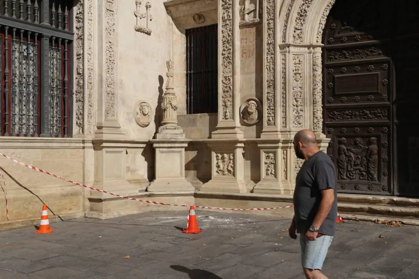 En imágenes: Así ha quedado la Cruz del Arquillo del Ayuntamiento de Sevilla tras el acto vandálico