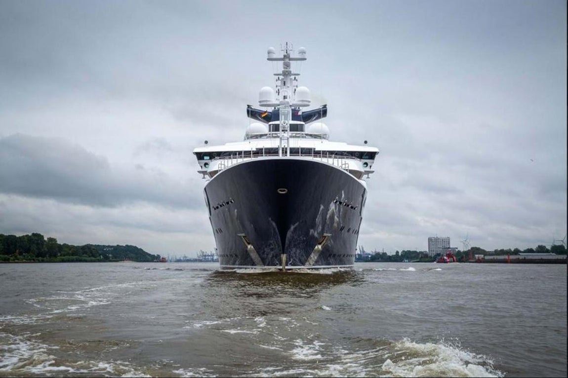 La embarcación fue diseñada por Espen Øino Naval Architects y construida por la empresa alemana Lürssen en Bremen y HDW en Kiel.