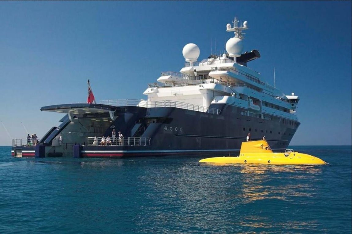 En la cubierta de abajo se encuentra una cancha de baloncesto, mientras que en una de las cubiertas superiores hay una piscina de grandes dimensiones. En la embarcación hay además dos submarinos, uno de ellos operado por control remoto para estudiar el fondo del océano.