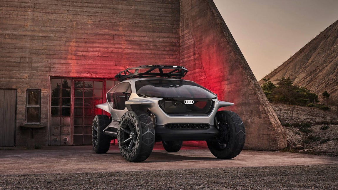 Audi AI: TRAIL. Concebido como un auténtico 4X4, sus prestaciones y capacidades llaman la atención respecto a los coches y protitipos más normales, pensandos para circular por ciudad y carretera. Se supone que un coche de estas características, que va a cicular en plena naturaleza, no tiene facil acceso a puntos de carga, por lo que los diseñadores han centrado su trabajo en lograr una gran reducción de peso para aumentar su autonomía de uso. Según el fabricante, es capaz de recorrer entre 400 y 500 kilómetros en carretera o en pistas rápidas (según normativa WLTP), y más de 250 en situaciones extremas y practicando conducción off-road