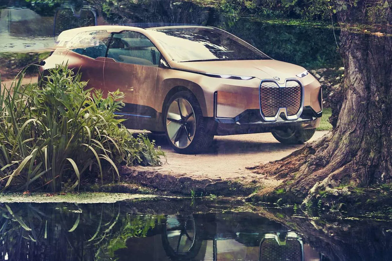 BMW iNext. Este modelo, que saldrá de la línea de fabricación de la planta de Dingolfing (Alemania) en 2021, representa «un bloque de construcción» para el futuro del grupo, ya que abarca tecnología, diseño y nuevas formas de pensar que se filtran a través de la compañía y de sus marcas. Es la primera vez que todos los campos de innovación estratégica del Grupo BMW (conducción autónoma, conectividad, electrificación y servicios) se incorporan en un solo vehículo. El diseño del Vision iNext, tanto exterior como interior, se ha adaptado a las tendencias actuales de la movilidad, por lo que el vehículo se ha creado como un «espacio móvil que ofrece una calidad de vida real»
