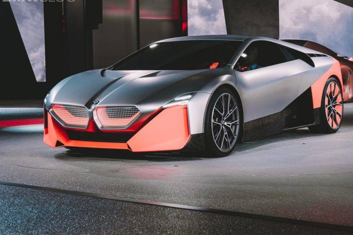 BMW Vision M Next. Este concept anticipa las claves de los futuros modelos que lucirán la mítica M tricolor del fabricante. El Vicepresidente Senior de BMW Group Design, Adrian van Hooydonk, lo ha definido: «El BMW Vision M NEXT nos da un vistazo al futuro de la conducción deportiva. Mientras que el BMW Vision iNEXT ilustraba cómo la conducción autónoma va a transformar la vida a bordo de nuestros vehículos, el BMW Vision M NEXT demuestra cómo la tecnología de vanguardia también puede hacer que la experiencia de conducir sea más pura y emocionalmente más atractiva. En ambos modelos, la atención se centra firmemente en las personas que viajan a bordo del coche. El diseño y la tecnología hacen que las experiencias de ‘EASE’ y ‘BOOST’ sean más naturales e intensas»