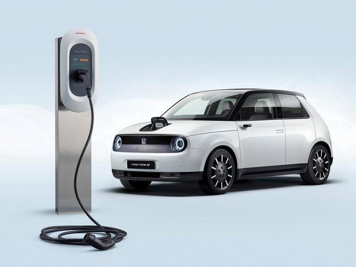 Honda e. Se trata de la versión definitiva de su primer modelo eléctrico, el Honda e. De diseño sencillo, urbano y funcional, está equipado con un motor eléctrico de 136 CV o 154 CV. La batería de 35,5 kWh, a pesar de ser una de las más compactas de su clase, ofrece una autonomía de hasta 220 km de una sola carga