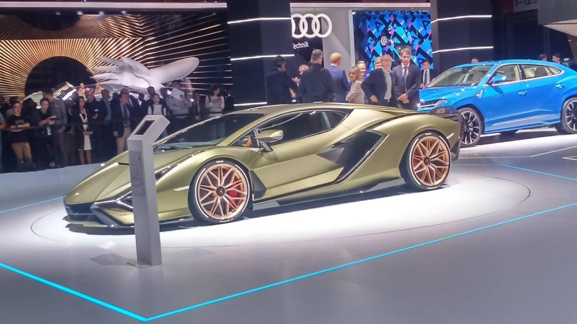 Lamgorghini Sián. Este superdeportivo híbrido de 819 CV se convierte en lo más potente y rápido fabricado por la marca en su historia. Con una producción limitada a tan solo 63 unidades (por el año de fundación de la marca del toro en 1963), este nuevo modelo combina el funcionamiento de un motor atmosférico V12 de 6,5 litros de cilindrada y 785 CV de potencia con el de un motor eléctrico que, situado entre la caja de cambios y el ciguëñal del motor, añade 34 CV más