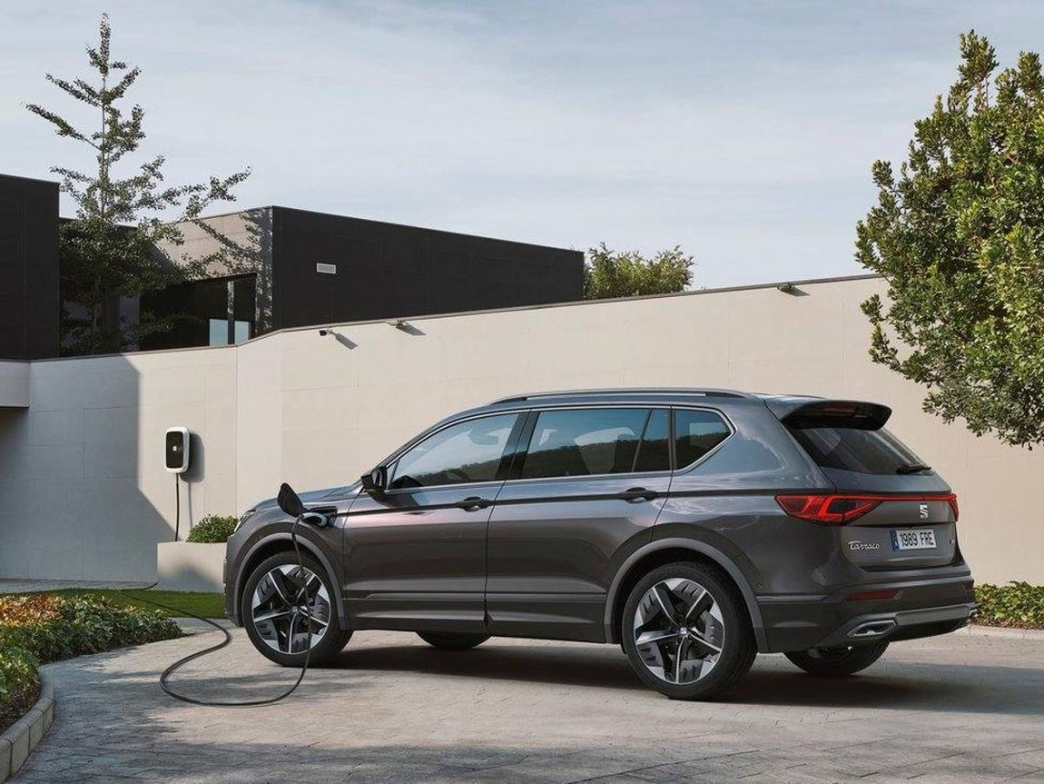 Seat Tarraco FR PHEV. El fabricante español muestra por primera vez la motorización híbrida enchufable de su SUV grande, el Tarraco