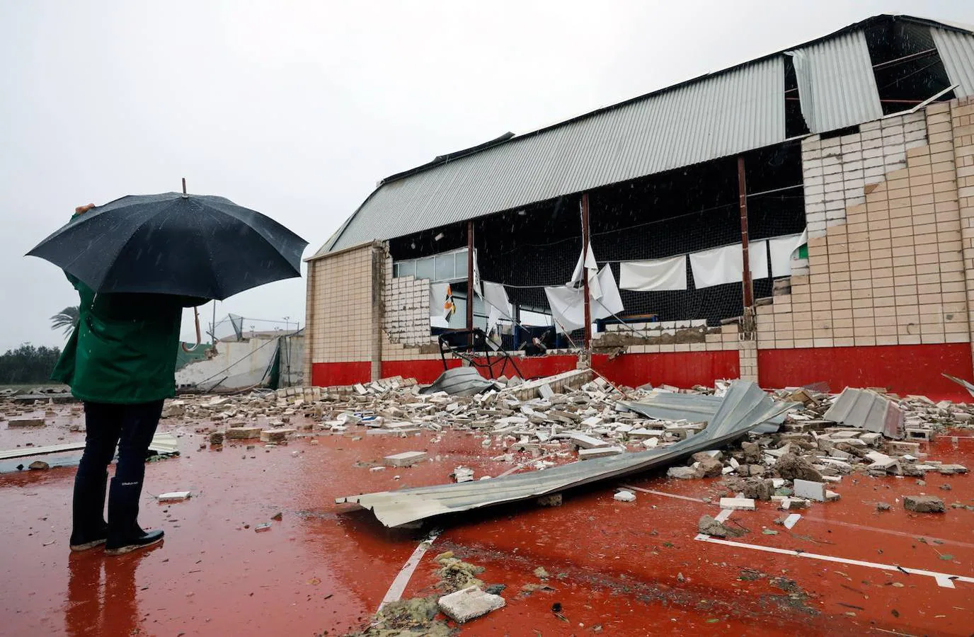 Un hombre observa el estado en el que ha quedado el polideportivo municipal de Denia (Alicante) tras el paso de un tornado. 