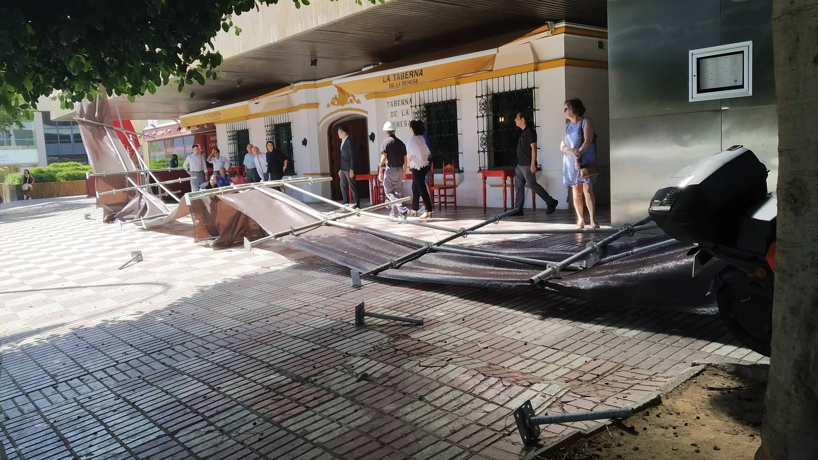 En imágenes, cae parte del andamiaje de la obra del hotel Los Lebreros de Sevilla