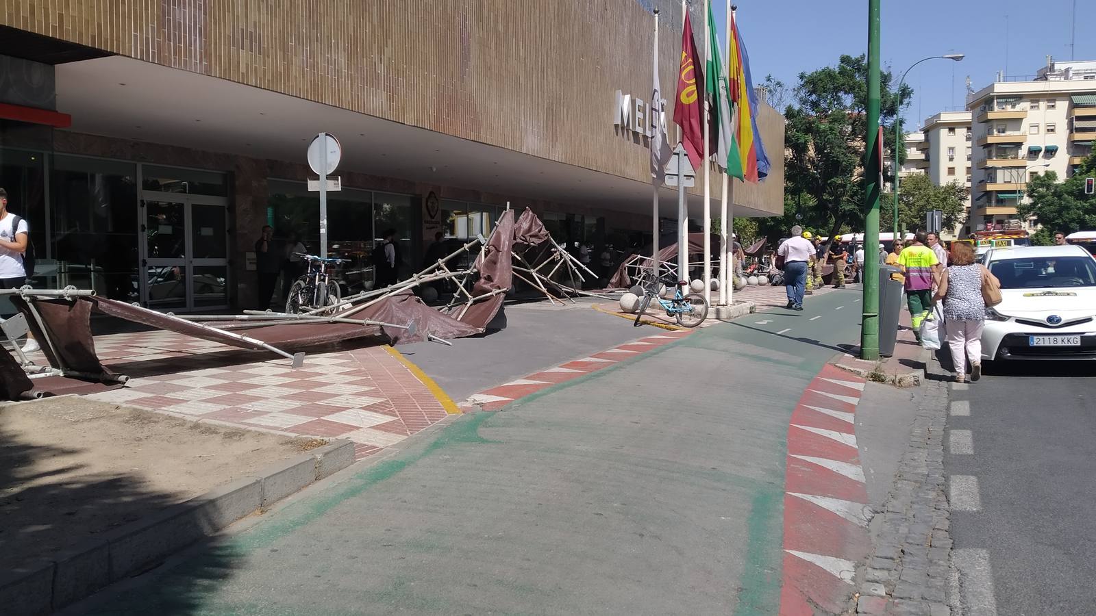 En imágenes, cae parte del andamiaje de la obra del hotel Los Lebreros de Sevilla