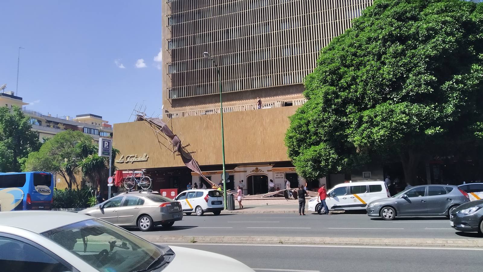 En imágenes, cae parte del andamiaje de la obra del hotel Los Lebreros de Sevilla