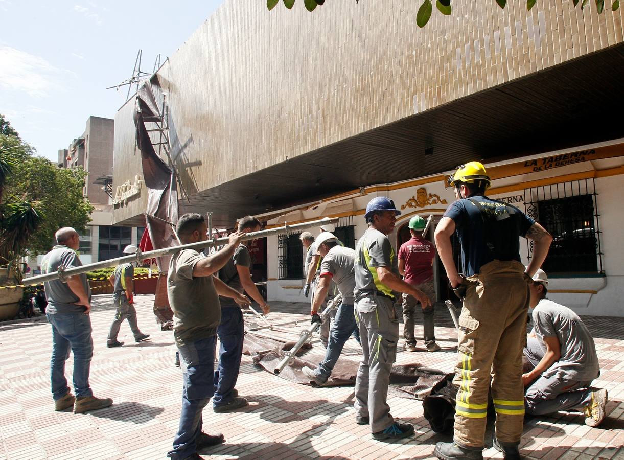 En imágenes, cae parte del andamiaje de la obra del hotel Los Lebreros de Sevilla