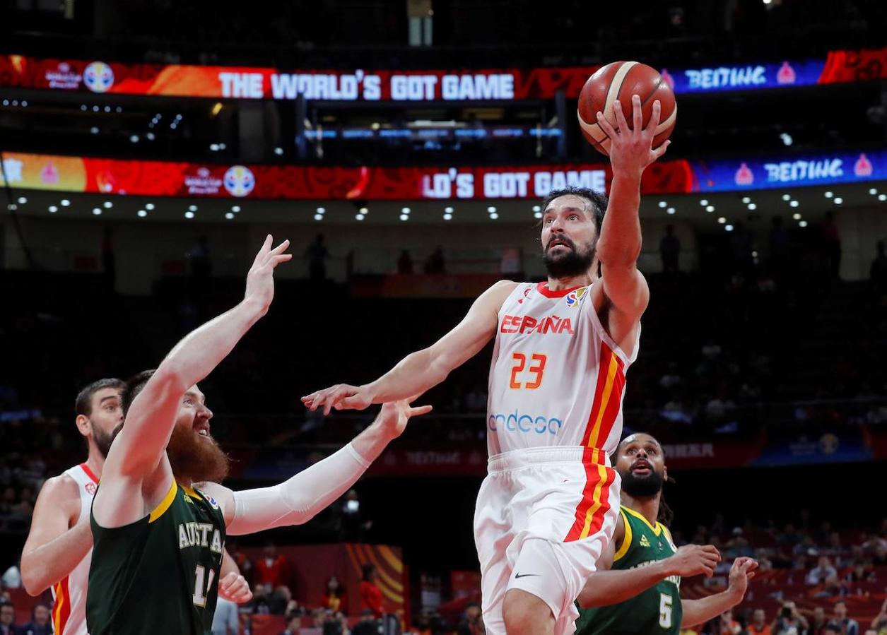 Llull realiza una entrada a canasta. 