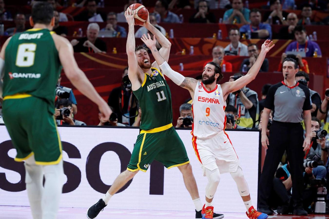 Rubio intenta robar el balón a Kay. 