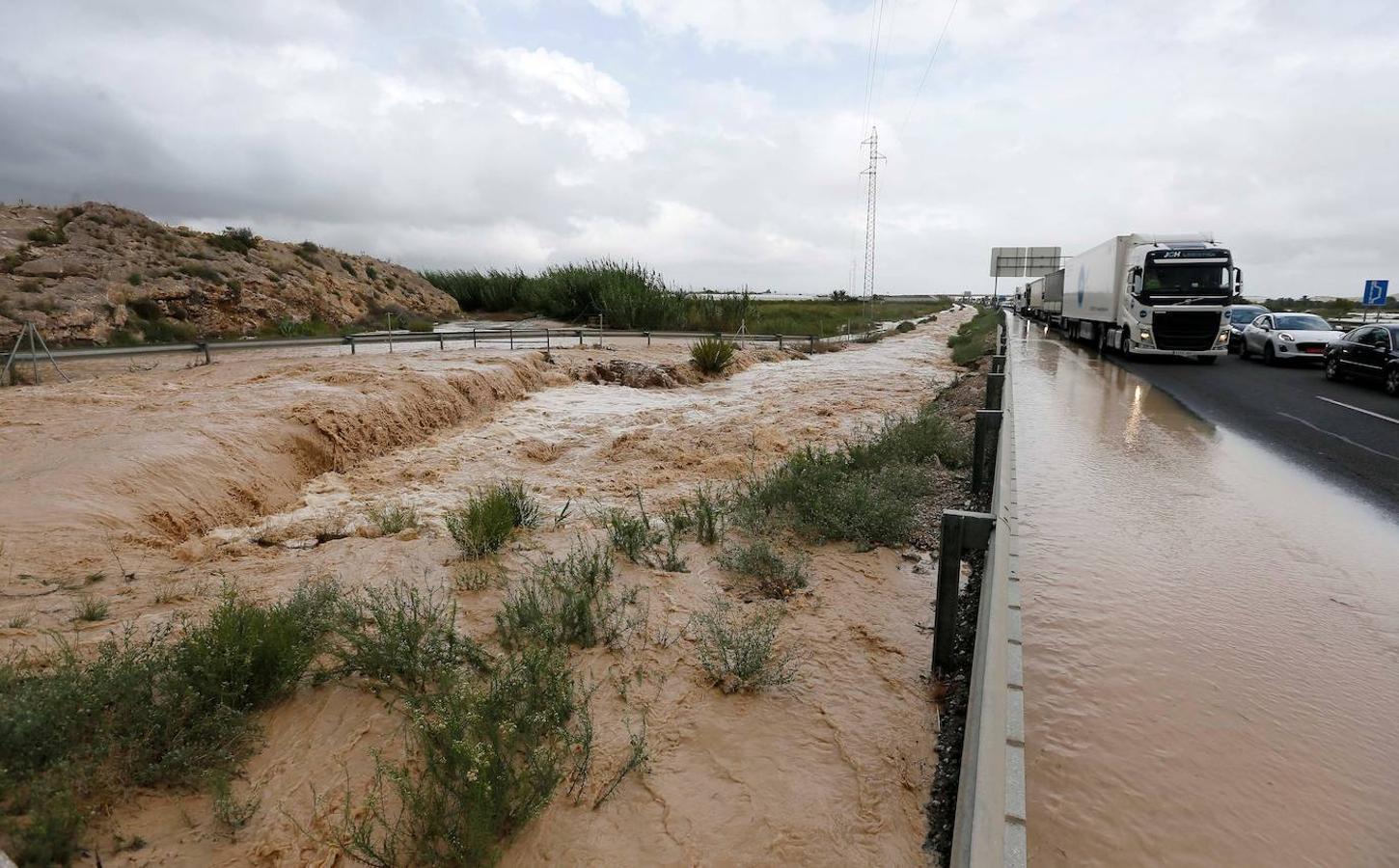 Vista general de la autovía A-7 colapsada por el efecto de las riadas, este viernes, en la ciudad alicantina de Orihuela, que se encuentra inundada e incomunicada,. 