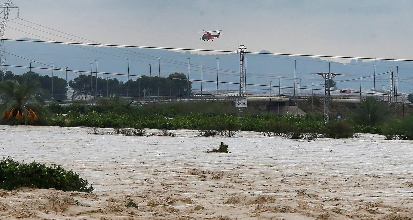 Un helicóptero de rescate sobrevuela la zona inundada de Imagen de Orihuela, cortada por la inundaciones producidas por el paso de la Gota Fría. 