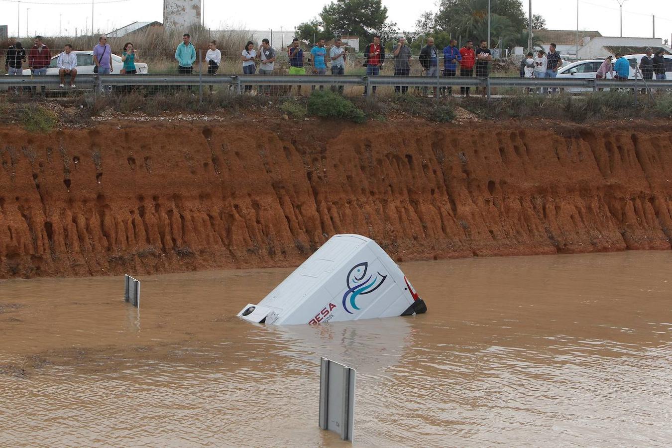 Un vehículo atrapado a la salida del túnel de la AP-7 a la altura de Pilar de la Horadada dónde han tenido que ser rescatados varios conductores con barcas y motos acuáticas.. 