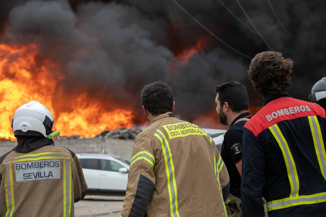 En imágenes, el incendio del patio de una nave industrial en Dos Hermanas